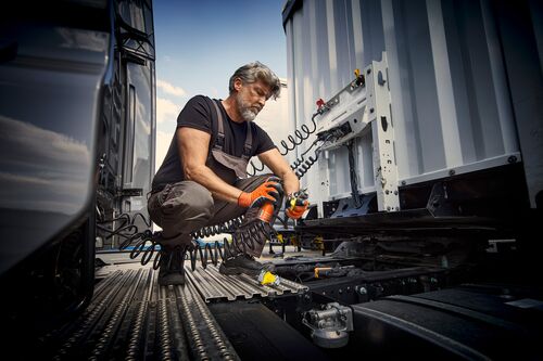 Small STEP RGB Web-Maintaining a trailer coupling head with silicone spray.jpg