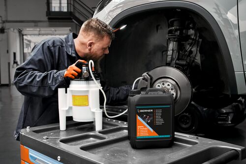 Small STEP RGB Web-Worker changes Brake fluids with Berner Brake bleeder.jpg